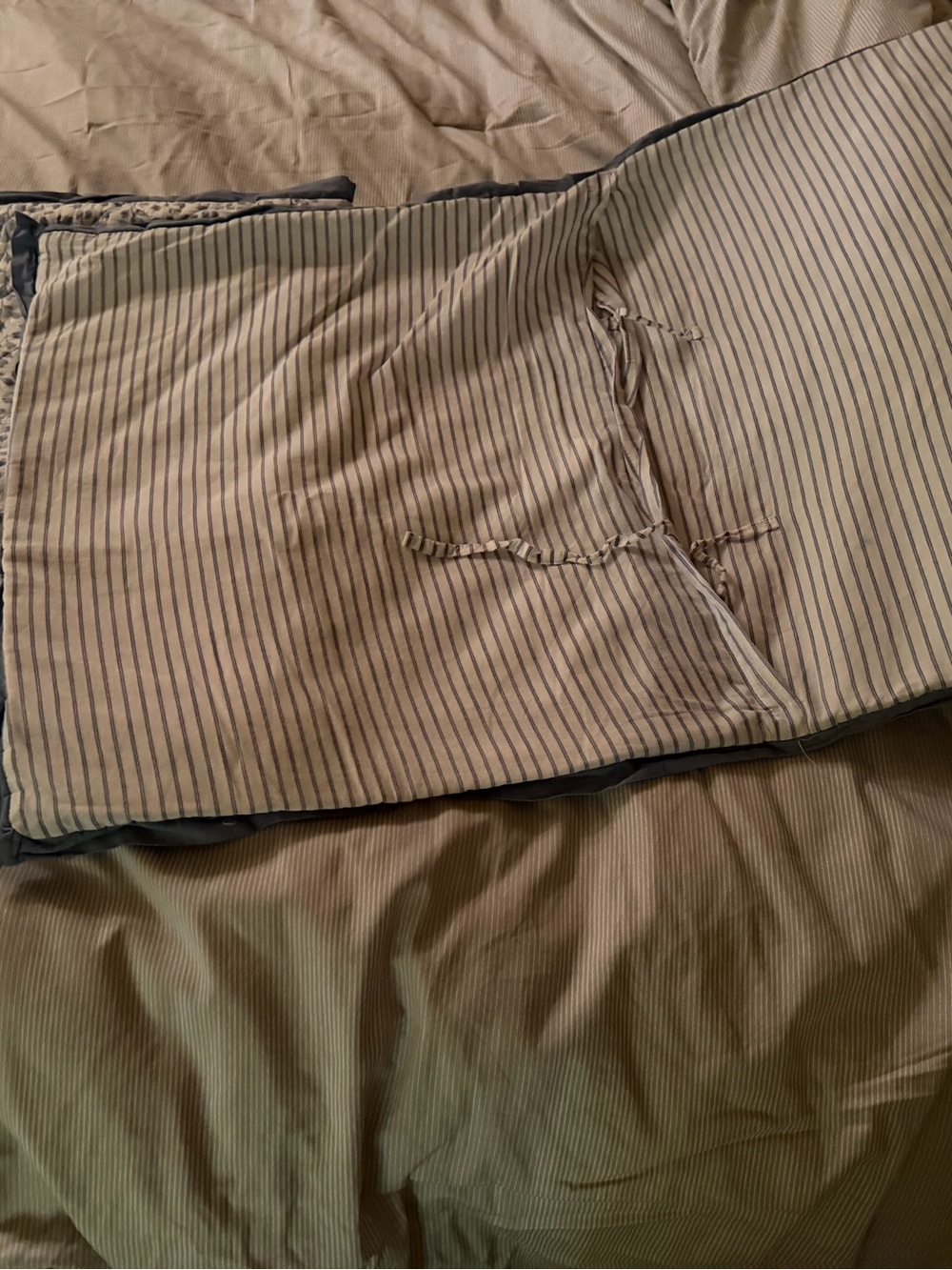 King Quilt and 2 Shams - Picture 4 of 5